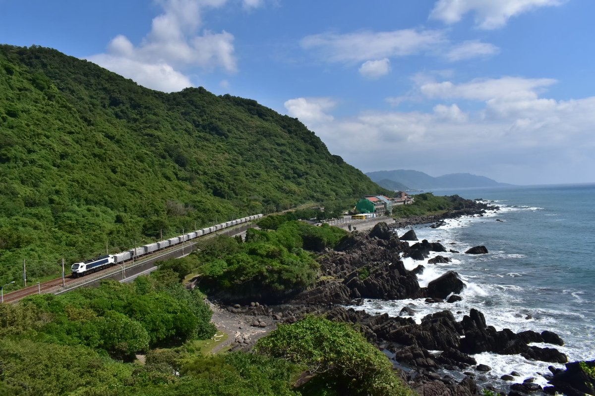 Waaage02's tweet photo. R100たちの貨物列車の写真撮りたいーーーーーーーーーーーーっておもったらもうR200しかいない.....？？？？？

貨物長くて良き
牡丹峠の補機なくなったんですかーーーーーー！？？？#かの旅 https://t.co/QBgffn5WY6