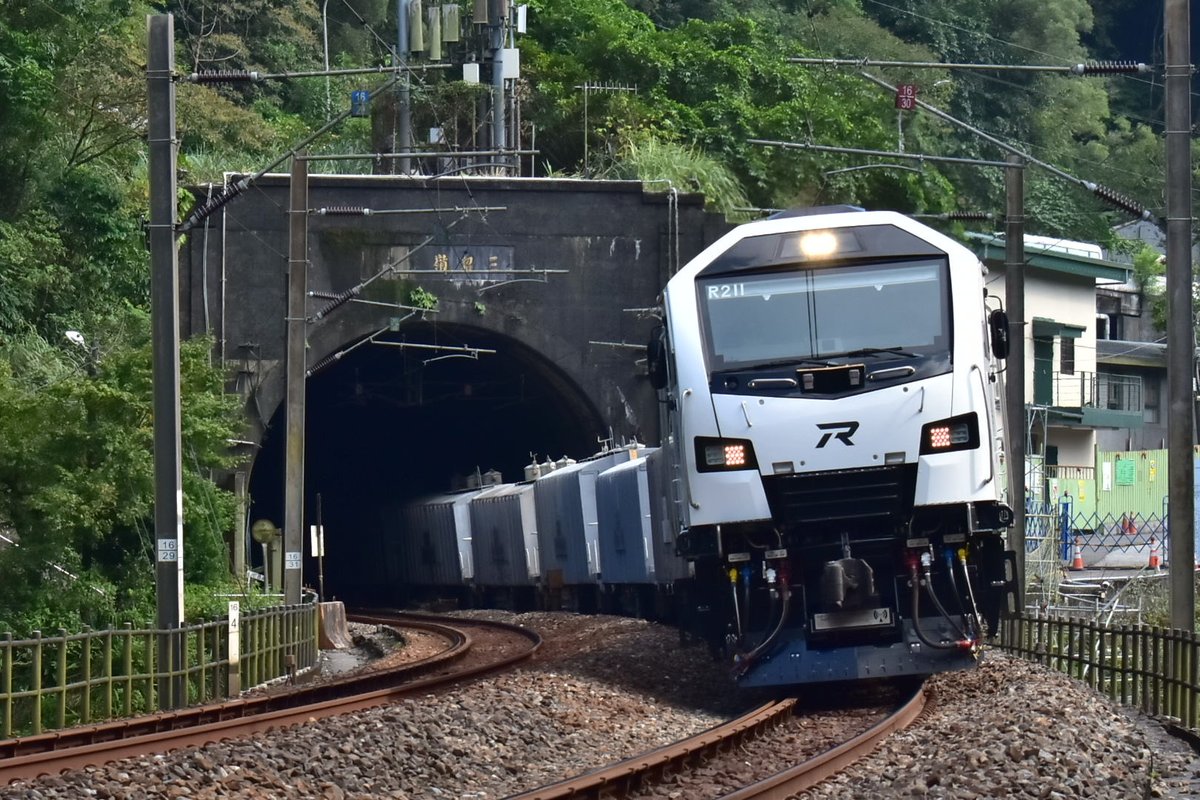 Waaage02's tweet photo. R100たちの貨物列車の写真撮りたいーーーーーーーーーーーーっておもったらもうR200しかいない.....？？？？？

貨物長くて良き
牡丹峠の補機なくなったんですかーーーーーー！？？？#かの旅 https://t.co/QBgffn5WY6