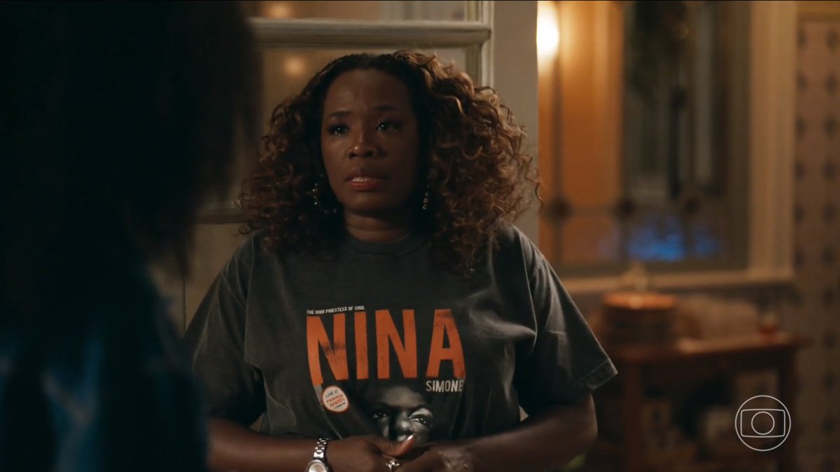 ZAMENZA's tweet photo. Rosa com a camisa da Nina Simone, pianista e cantora-compositora americana que sofreu violência doméstica por muitos anos durante seu casamento com Andy Stroud, ex-policial que também atuava como seu empresário. As mensagens dessa novela...  #Quemamacuida https://t.co/u72uSCPUEs