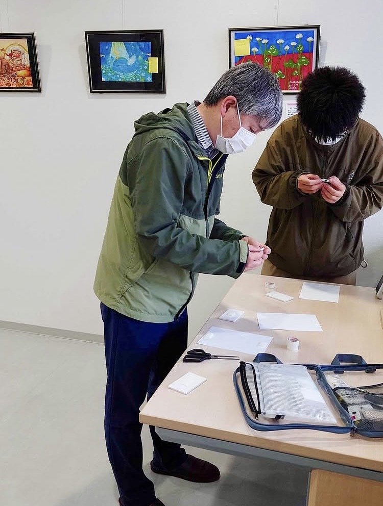ss_kamiarakawa's tweet photo. 【過去の実習の様子①】
「はなのころ」様からのご依頼で、作品の展示・入れ替え実習を行ったときの写真です📸

配置や見え方を考えながら丁寧に作業✨
企業訪問を通して、挨拶や言葉遣いなどのビジネスマナーも実践的に学びました◎

働くイメージや自信につながる時間になっています🌱
#就労移行支援 https://t.co/Dot7N143Hc