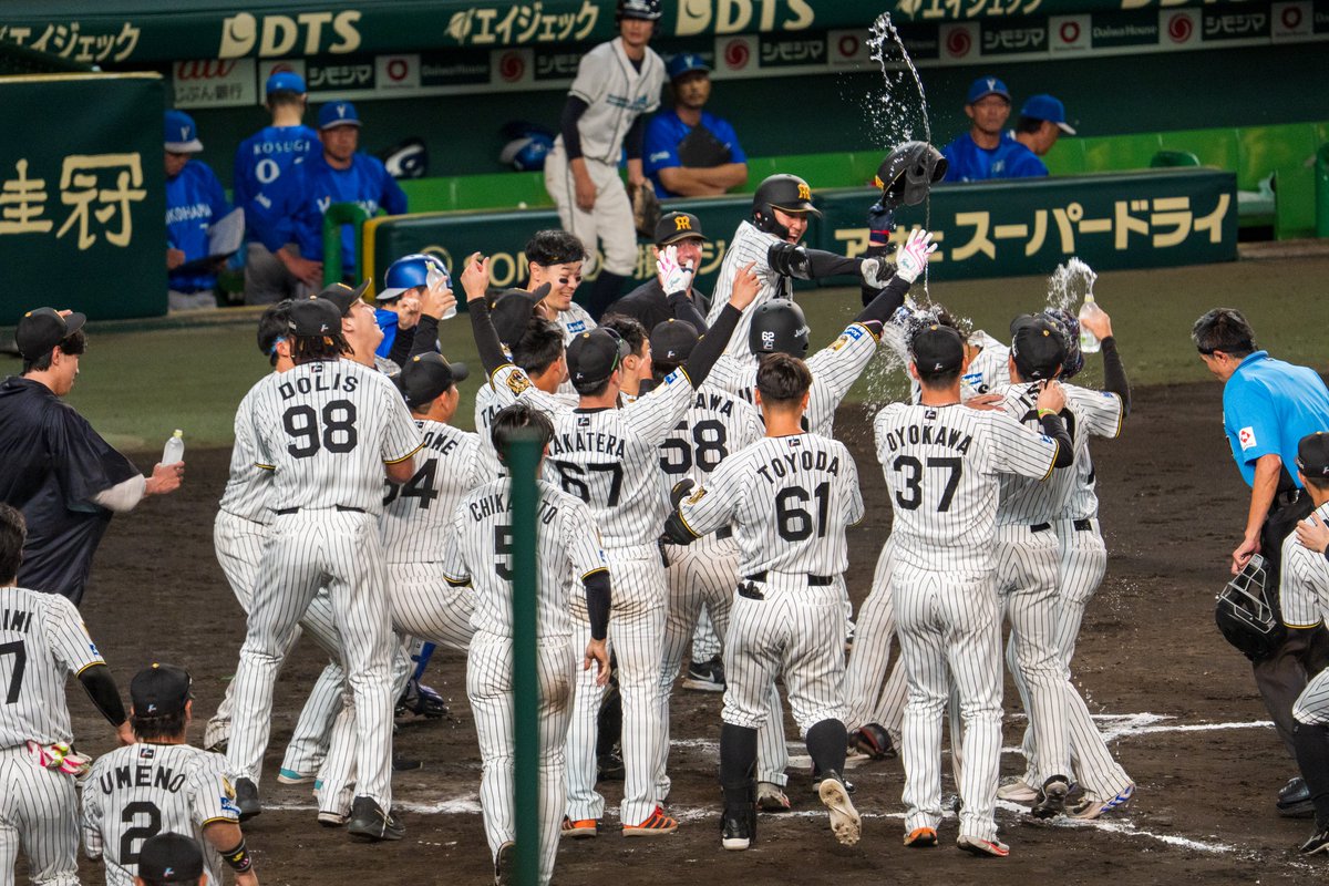 GO_FOR_IT_0123's tweet photo. ホームインの瞬間⚾️
#大山悠輔 https://t.co/jmWEiWChgg