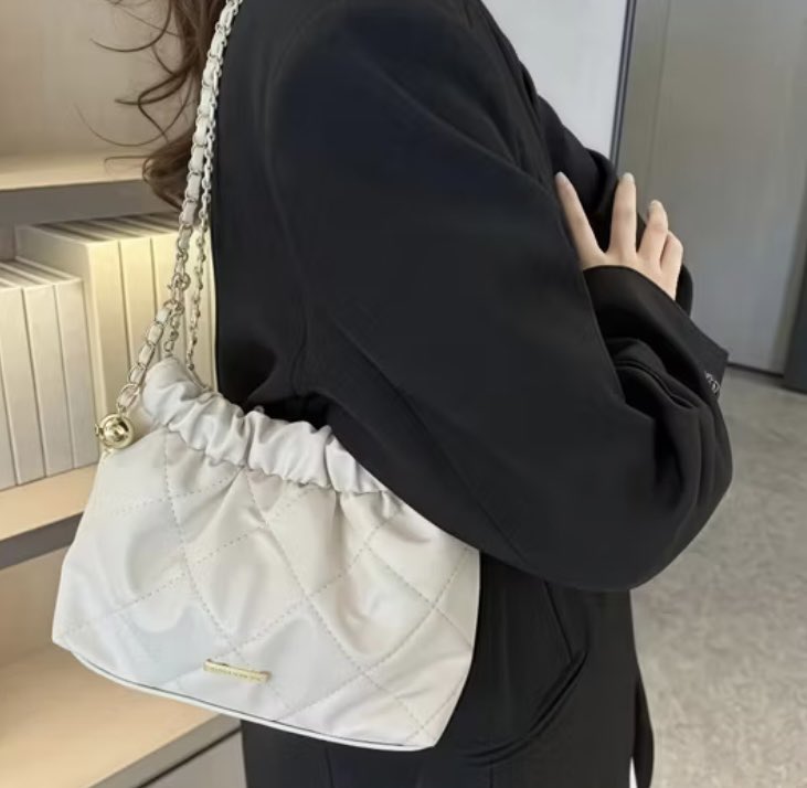 ccappucno's tweet photo. selasa pagii 🌼
IN THIS ECONOMY nemu tas bagus under 50k? 🥺💛 https://t.co/r4ynFaj96p