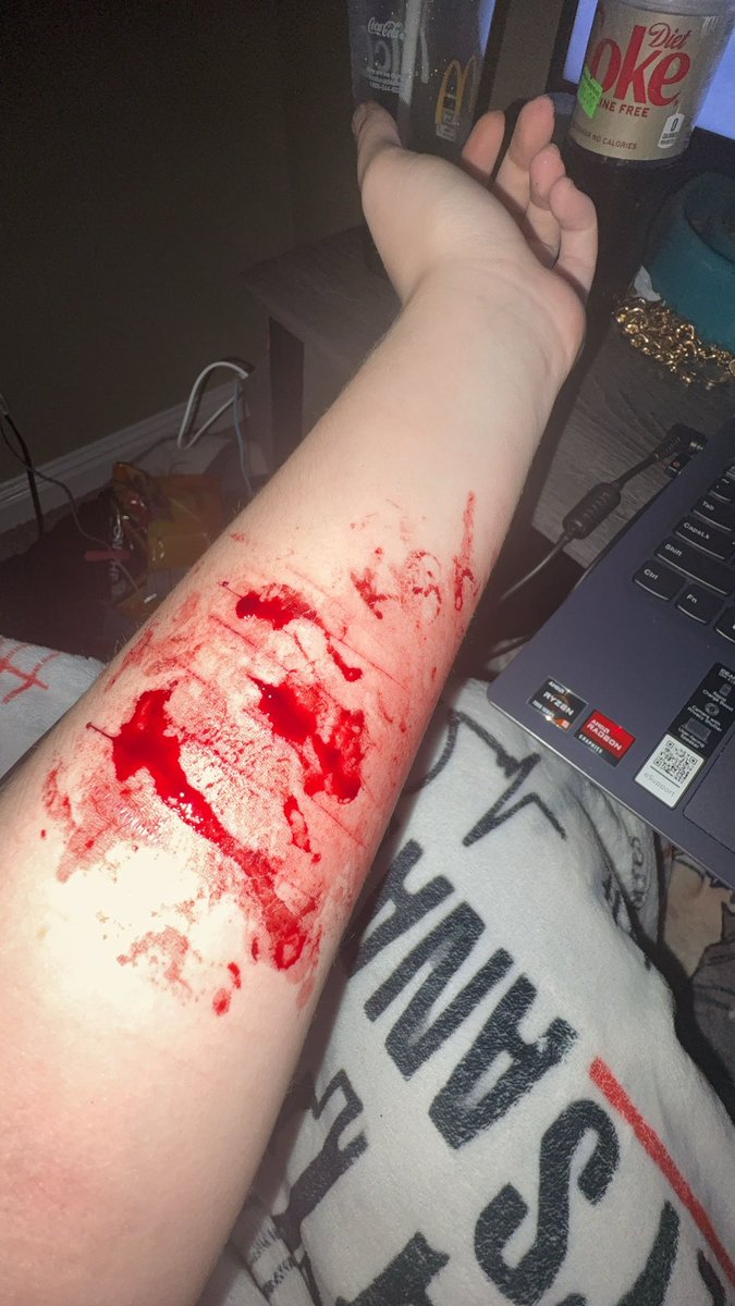 yoyoyoy96o's tweet photo. some more makeup!!

ALL FAKE SFX MAKEUP!!! NOT REAL
#slittwtt #shtwtt https://t.co/4SjtSSuGkP