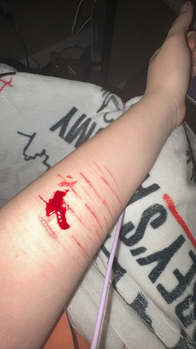 yoyoyoy96o's tweet photo. some more makeup!!

ALL FAKE SFX MAKEUP!!! NOT REAL
#slittwtt #shtwtt https://t.co/4SjtSSuGkP