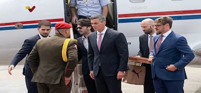 CuartoPoder_Py's tweet photo. 🔴EL YERNO QUE VOLÓ ALTO: ¿QUÉ HACE EL NOVIO DE LA HIJA DE SANTIAGO PEÑA EN EL AVIÓN PRESIDENCIAL?
Vía @ABCDigital

◾El amor da alas, pero en Paraguay parece que también otorga pasajes en el avión presidencial. El pasado sábado 19 de septiembre de 2026, las cámaras captaron un detalle particular durante el desembarque y posterior embarque de la comitiva oficial paraguaya en Venezuela: impecablemente vestido y luciendo unos imponentes lentes de sol justo detrás del mandatario, aparecía nada más y nada menos que Lautaro Cuevas Irala, el novio de Constanza Peña, hija del presidente de la República, Santiago Peña Palacios.
Lo curioso del periplo es que el joven no figura en la nómina oficial del Estado ni ostenta cargo diplomático alguno. De hecho, el Decreto N.º 6939 de la Presidencia de la República, firmado el 18 de septiembre de 2026, detalla con precisión quirúrgica a los 13 integrantes de la misión oficial con destino final a los Estados Unidos de América para el 81.º Periodo de Sesiones de la Asamblea General de las Naciones Unidas (ONU), previo paso por Caracas para una reunión con Delcy Rodríguez, presidenta encargada de Venezuela.

◾En ese selecto listado decretado sí figuran la primera dama, Leticia Ocampos; el canciller Rubén Ramírez Lezcano; el ministro de Economía, Óscar Lovera; el titular de Industria y Comercio, Marco Riquelme; el ministro de Urbanismo, Juan Carlos Baruja; el titular del Ministerio de Tecnologías de la Información y Comunicación (Mitic), Gustavo Villate; el jefe del Gabinete Civil, Francisco Javier Giménez; el presidente del Banco Central del Paraguay, Carlos Carvallo Spalding; el director de Ceremonial, Lucas Strubing Cartes; la coordinadora de la Oficina de la Primera Dama, Antonella Albertini; el asesor presidencial, Rodrigo Maluff; y el jefe de seguridad, teniente coronel Óscar Armando Sostoa. Trece nombres, ni uno más, ni uno menos. Sin embargo, en los videos difundidos se observa amablemente a Lautaro Cuevas Irala estrechando la mano y despidiéndose del propio canciller de Venezuela, Félix Plasencia, antes de abordar la aeronave con rumbo al norte.

◾Ante la incógnita de qué hacía el yerno en el vuelo oficial y si su viaje fue financiado con dinero de todos los contribuyentes paraguayos, la respuesta gubernamental fue el silencio total. Las consultas dirigidas al vocero de la Presidencia, @GuillermoGrance ; al ministro del @Miticpy, @gvillate; y al comandante de la Fuerza Aérea Paraguaya, general del aire Julio Rubén Fullaondo Céspedes, rebotaron sin obtener aclaración alguna.

◾Para sumar sazón al episodio, esta no es la primera vez que el novio de la hija presidencial disfruta de los privilegios del transporte oficial. En mayo de este mismo año, Lautaro Cuevas Irala ya había formado parte del contingente que abordó el avión presidencial en un controvertido viaje a Buenos Aires, Argentina, junto a la primera dama Leticia Ocampos y otros familiares del matrimonio presidencial, ocasión en la que ni siquiera estaba presente su novia Constanza Peña. Así, entre decretos incompletos y anteojos oscuros, el acompañante estrella de la familia real paraguaya vuelve a sumar kilómetros por el aire, dejando flotando en tierra la eterna duda sobre dónde termina la agenda pública y dónde empieza el itinerario familiar.
@mreparaguay