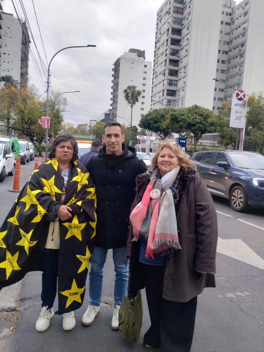 TransportePBA's tweet photo. 🌟🌼 PRIMAVERA SIN ESTRELLAS AMARILLAS

En Vicente López, el director Cristian Vázquez acompañó el homenaje de Estrellas Amarillas en memoria de Paolo Mellano, víctima de un siniestro vial. https://t.co/zKWJ4vGrJp