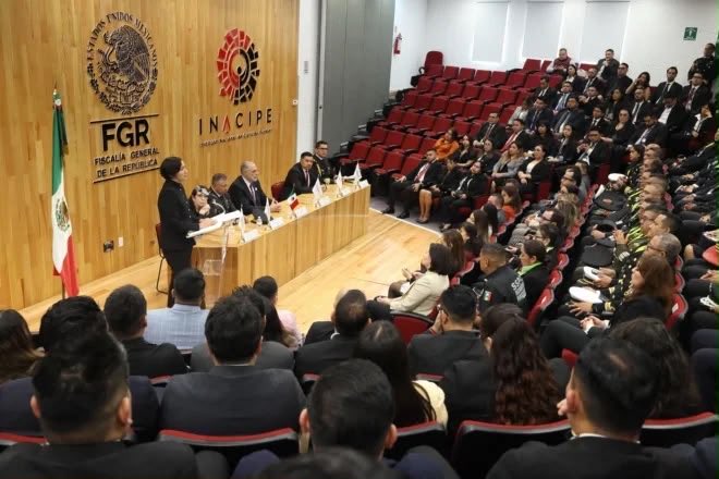 NovoaPeniche's tweet photo. Hoy acudí a las instalaciones de @INACIPE, al acto de inauguración de la Cuarta Generación de Mandos, misma que en esta ocasión, está integrada por 13 mujeres y 27 hombres, que se formarán por la Academia Nacional de Seguridad Pública. Además de personas servidoras públicas de la @FGRMexico, participarán otras de la @SSPCMexico, de @Defensamx1 y de @SEMAR_mx.
Desde el Órgano de Desarrollo Institucional y Servicio Profesional de Carrera, apoyamos esta iniciativa y deseamos lo mejor a las mujeres y hombres de la FGR, que representan a la Institución.