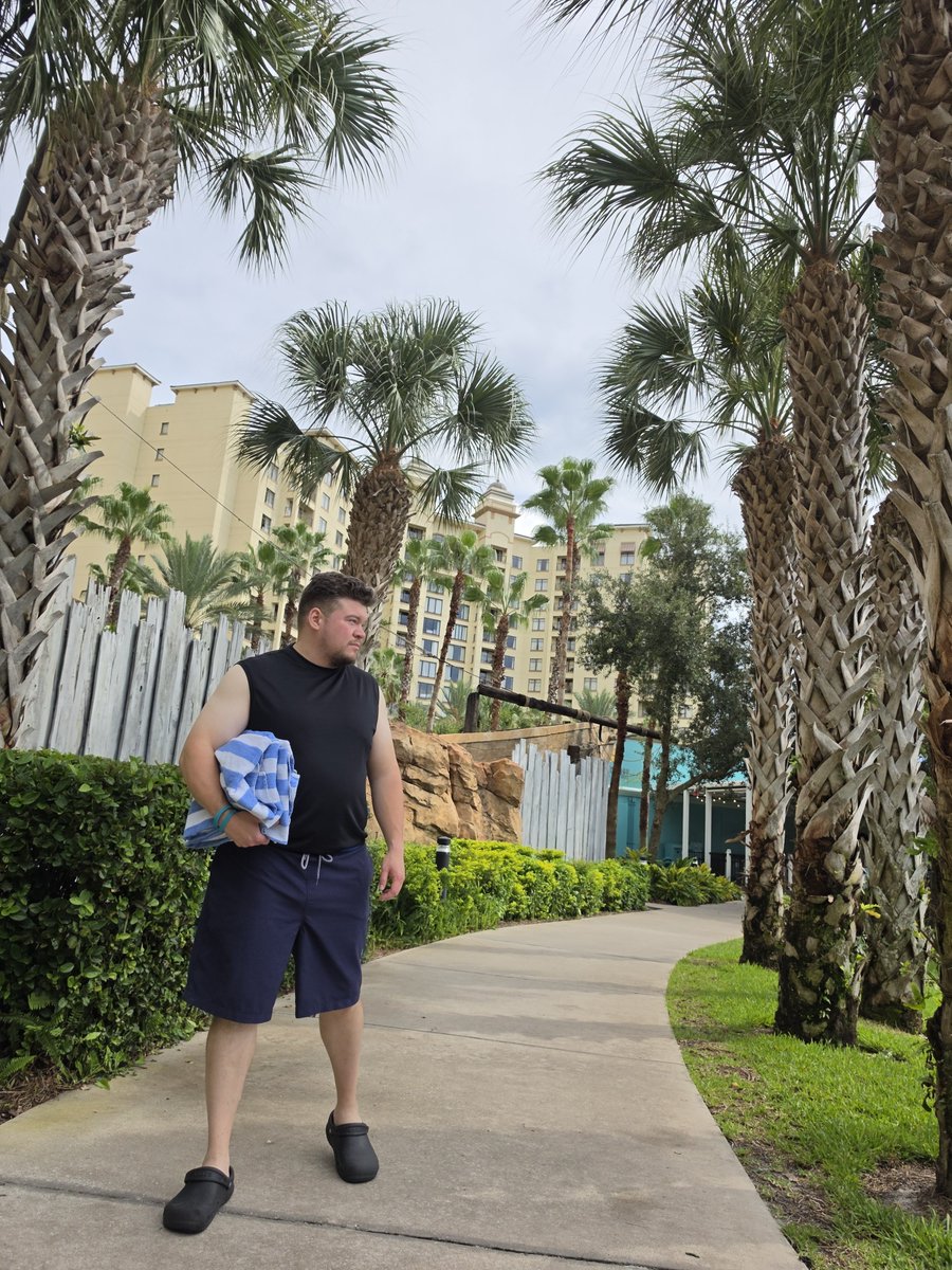 GrumpySnyper's tweet photo. Fitness progress update. Been recomping instead of cutting. Slower weight loss but added muscle while still burning off fat. Started a more aggressive cut this week with a 1650 cal target. 
Got a bit too much sun though 😂 https://t.co/opk0HBNxKU
