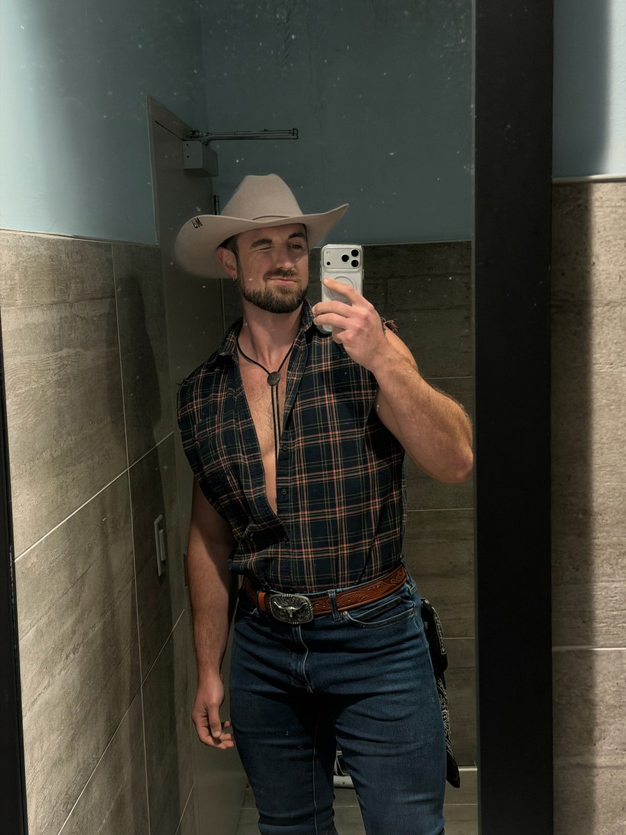 NashCowboyNash's tweet photo. who wants to hoe down? https://t.co/Ty1lR3V76v