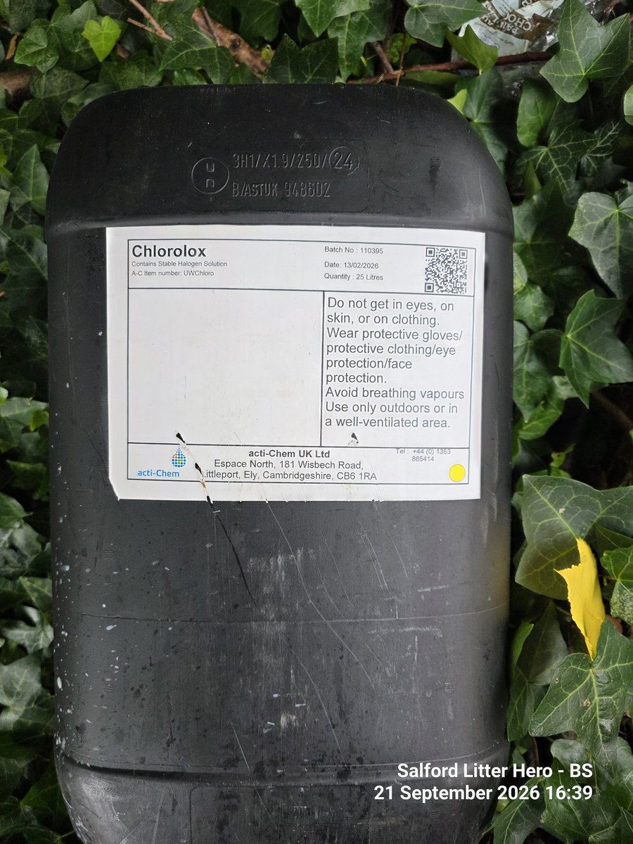 LitterGrockle's tweet photo. Hey @SalfordCCHelp  urgent removal needed of this 3x ⚠️Hazmat fly tipped waste.  Drums of Chlorolox, appear to be empty with 'kick test'.  All on side behind clothing bin on Ordsall Lane opposite South Hall Street.

///drape.agent.hood https://t.co/Fl2fLLDMOl