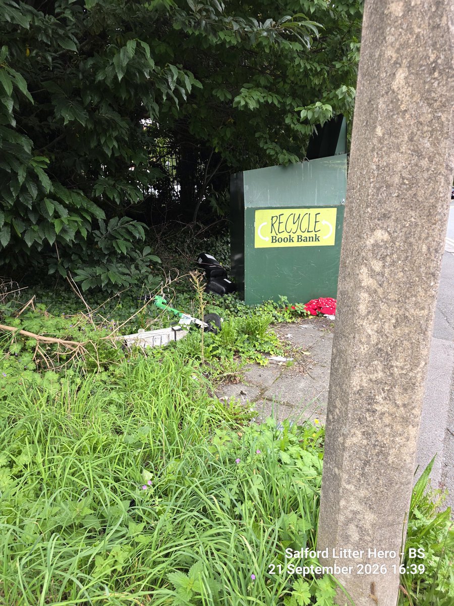 LitterGrockle's tweet photo. Hey @SalfordCCHelp  urgent removal needed of this 3x ⚠️Hazmat fly tipped waste.  Drums of Chlorolox, appear to be empty with 'kick test'.  All on side behind clothing bin on Ordsall Lane opposite South Hall Street.

///drape.agent.hood https://t.co/Fl2fLLDMOl