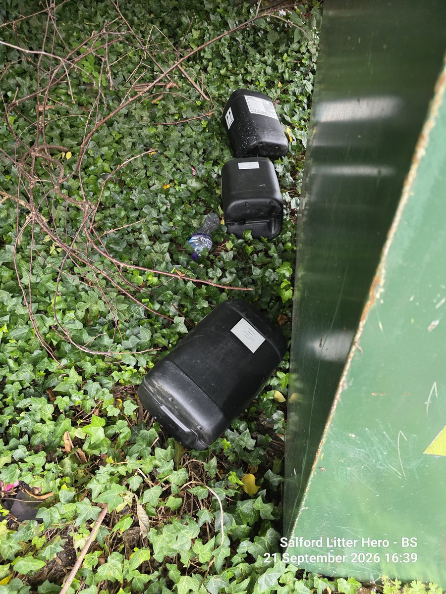 LitterGrockle's tweet photo. Hey @SalfordCCHelp  urgent removal needed of this 3x ⚠️Hazmat fly tipped waste.  Drums of Chlorolox, appear to be empty with 'kick test'.  All on side behind clothing bin on Ordsall Lane opposite South Hall Street.

///drape.agent.hood https://t.co/Fl2fLLDMOl