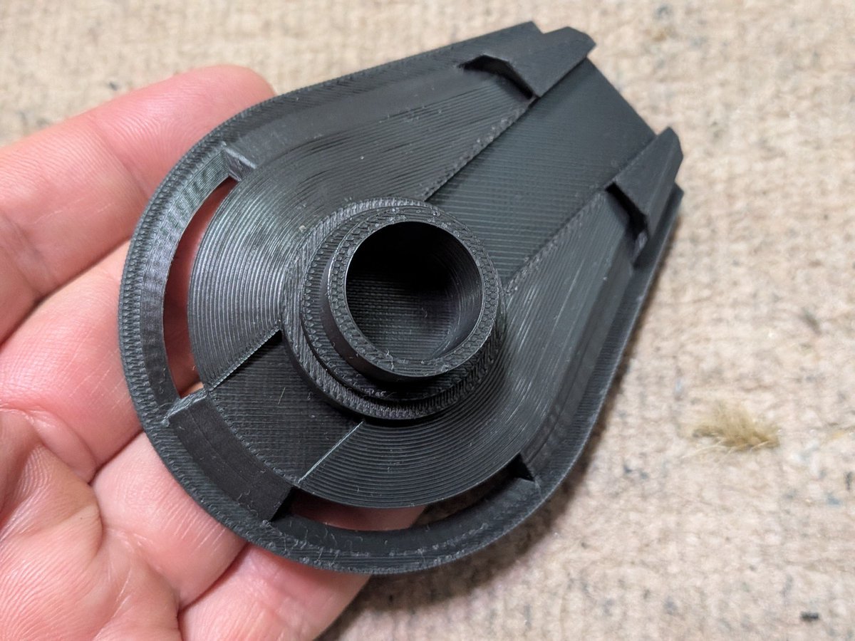 ok2177's tweet photo. 昨日は台風だったので、家でBlenderと3Dプリンターでモデリングしてました。シャドーモービルの足回りを作りました。ラジコン化します。
サスペンションを考慮してクランク型の車軸を作りました。あとポリススピナーの前輪カバーも仮出力してみました。ポリススピナーは1/12で設計してます。 https://t.co/io5uxh4dbg