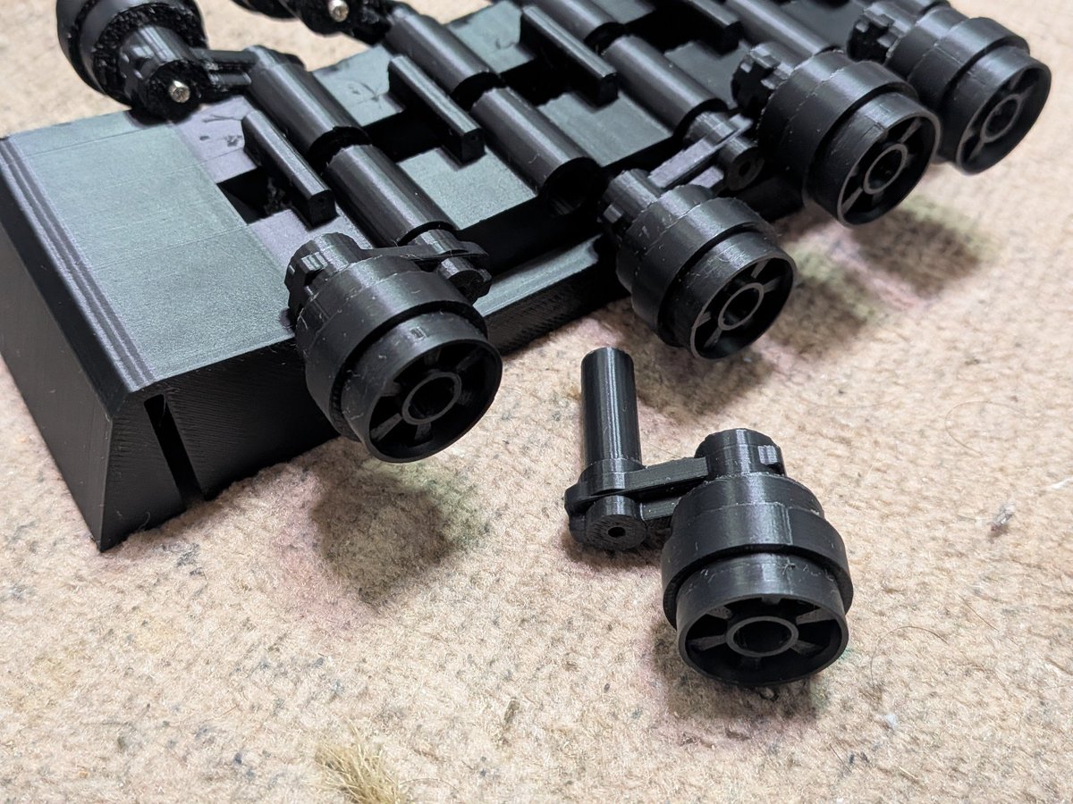 ok2177's tweet photo. 昨日は台風だったので、家でBlenderと3Dプリンターでモデリングしてました。シャドーモービルの足回りを作りました。ラジコン化します。
サスペンションを考慮してクランク型の車軸を作りました。あとポリススピナーの前輪カバーも仮出力してみました。ポリススピナーは1/12で設計してます。 https://t.co/io5uxh4dbg