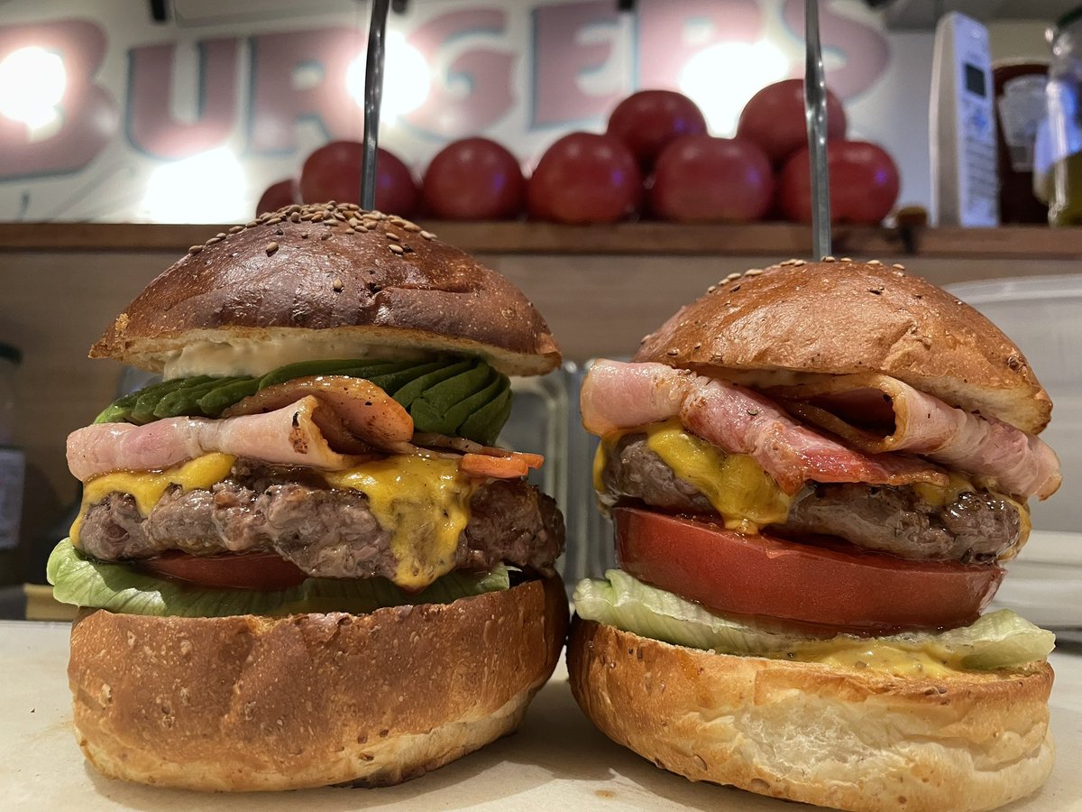 CHILLAXBURGER's tweet photo. 今日も元気にオープンしました😆

食べ応えあるバーガーはいかがですか？🍔

ランチ 11:00〜15:00(LO14:30)  
ディナー 17:00〜21:00(LO20:30)
※パティが切れ次第閉店する場合がございます。  

#バーガー #ハンバーガー #池袋ランチ #池袋 #サンシャイン水族館 #池袋アニメイト https://t.co/0BiRWEEX1v