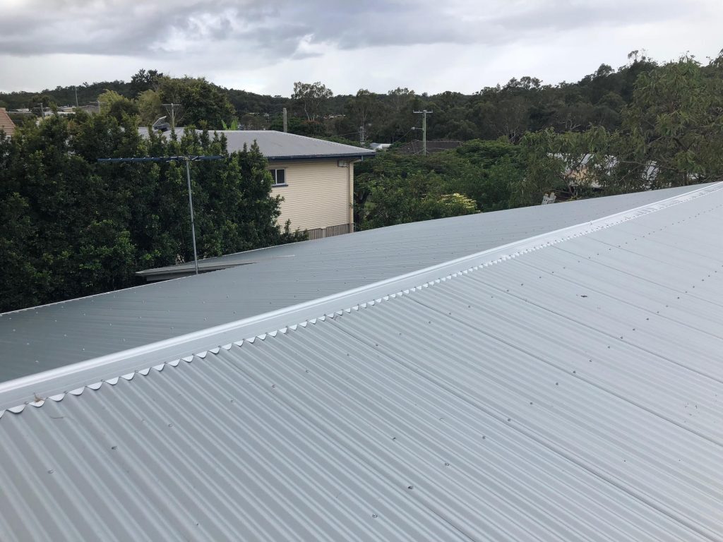 RooRoofing's tweet photo. Just wrapped up a full metal roof replacement in Salisbury.

Precise capping, clean lines, and proper gutter run-off. Every detail matters on a roof this size.

#RooRoofing #MetalRoof #Brisbane https://t.co/3UZpWwbIZD