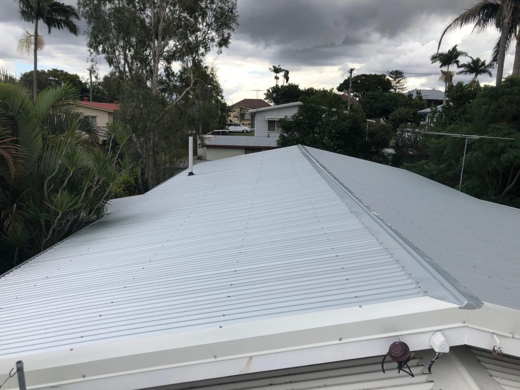 RooRoofing's tweet photo. Just wrapped up a full metal roof replacement in Salisbury.

Precise capping, clean lines, and proper gutter run-off. Every detail matters on a roof this size.

#RooRoofing #MetalRoof #Brisbane https://t.co/3UZpWwbIZD