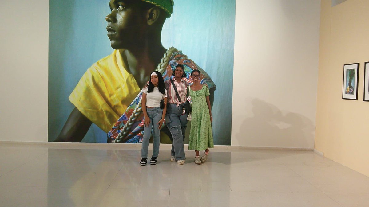 CentroImagenRD's tweet photo. Visita del profesor Fidel Munnigh con sus estudiantes de las carreras de cine, publicidad, hotelería y turismo de la UASD en las exposiciones de Photoimagen en el Museo de Arte Moderno de Santo Domingo https://t.co/w4MmQ8jafe