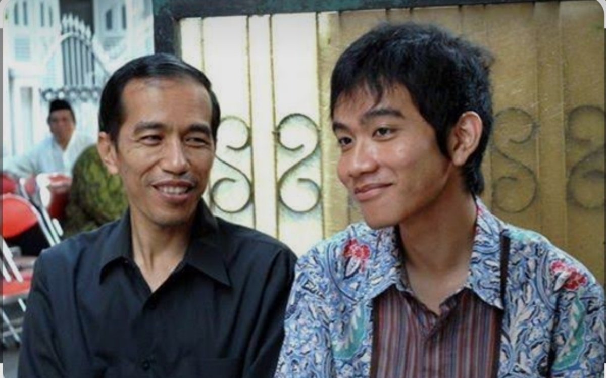regar_op0sisi's tweet photo. Ketika masyarakat curiga dengan ijazah Jokowi dan mempertanyakan nya,yg menjawab bukanlah Jokowi melainkan relawan dan pengacara.
Begitu juga ketika masyarakat mempertanyakan ijazah Gibran,juga yg menjawab adalah relawan dan pengacara. 

Saya jadi bertanya tanya:
Kenapa bukan mereka langsung yg menjawab dan menyelesaikannya?
Kenapa harus pake relawan dan pengacara?
Bukankah ini namanya adudomba?
Bukankah ini cara cara atau trik PKI?
Apakah Jokowi sekeluarga PKI?

Ada yg bisa jawab🙏