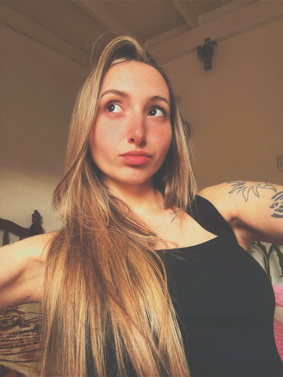 Jstsassyeve's tweet photo. be honest do you think im pretty? https://t.co/xNhyBxsHOv