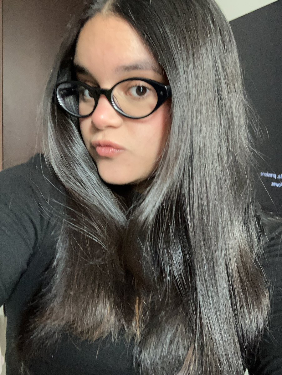julishowtv's tweet photo. salí de mi casa con el cabello así de bonito y se me espolvoreó por la lluvia, la humedad y el calor ☹️ https://t.co/VJcfix4k0g