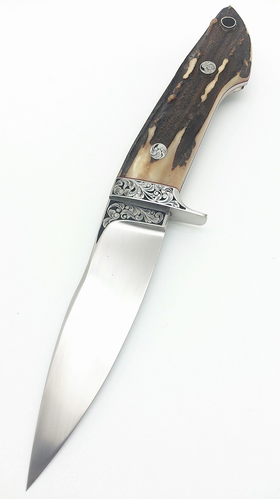 JapanKnifeGuild's tweet photo. #jkgナイフショー 出展者紹介

尾﨑始（オサキハジメ）さん。
ストック＆リムーバブル、鍛造技術、彫刻すべて自ら手掛ける高知県在住のナイフメーカー。

台湾のナイフショーにも参加するなど精力的に活動を行っています。

- オールニッポンナイフショー2016 最優秀賞受賞

https://t.co/aNr3Te09qo https://t.co/NrAV0lDNZj