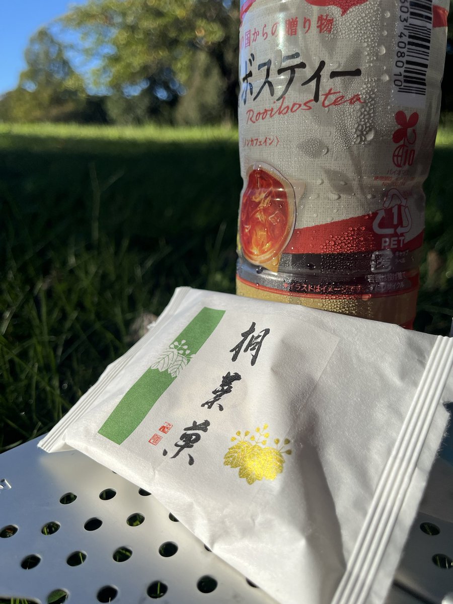 DsglioABche's tweet photo. #快晴 キターっ‼︎
今月初めての #公園朝ごはん

広島で買った #桐葉菓 は賞味期限昨日までだった〜 https://t.co/3sQwUSwIj5
