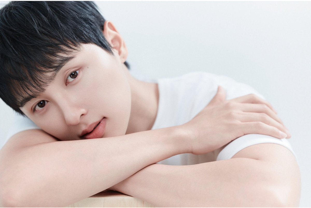 OnlyOneOfBR's tweet photo. [📸🐥🧡 • 21.09.26] 

PERFEITO! Rie publicou em seu Instagram (@/hooopix) suas novas fotos de perfil como artista solo sob o nome Lee Seongho. 

#OnlyOneOf #온리원오브
#이성호 #LEESEONGHO https://t.co/npjQTe6ldN