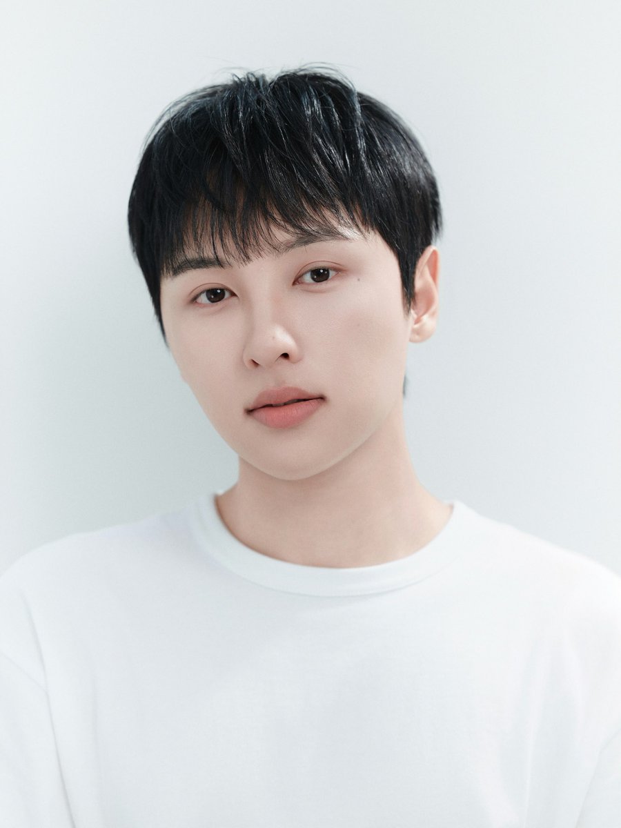 OnlyOneOfBR's tweet photo. [📸🐥🧡 • 21.09.26] 

PERFEITO! Rie publicou em seu Instagram (@/hooopix) suas novas fotos de perfil como artista solo sob o nome Lee Seongho. 

#OnlyOneOf #온리원오브
#이성호 #LEESEONGHO https://t.co/VqWVV2e0YC