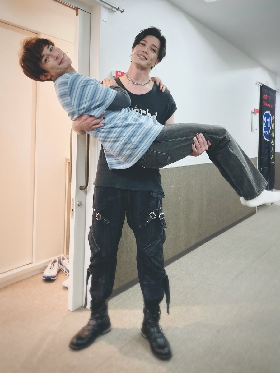 hirose_yuusuke's tweet photo. ありがと🩵
#柿澤勇人 #吉沢亮 https://t.co/N1ypubYuWd