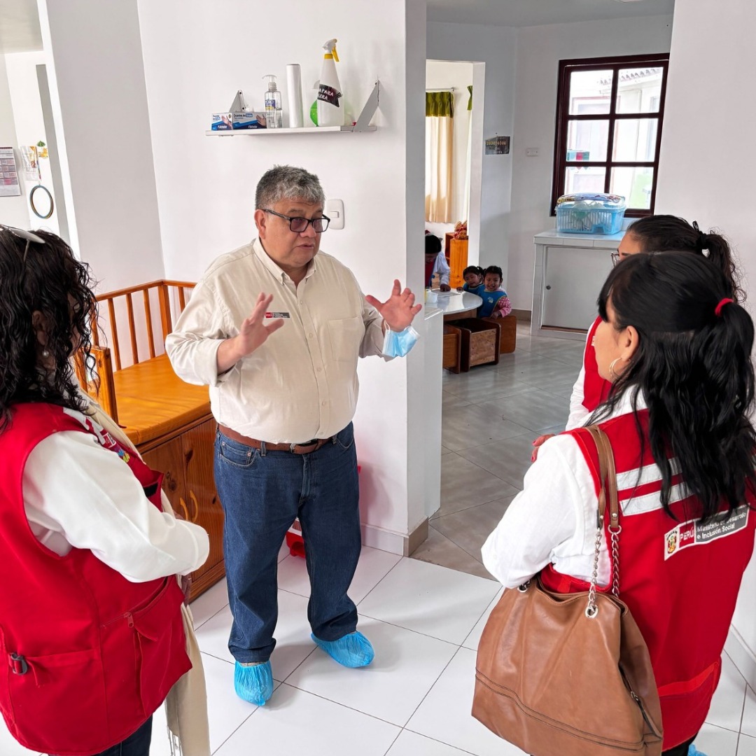MidisPeru's tweet photo. #MidisEnRegiones | ¡En Tacna fortalecemos la atención y la protección social! 💪🇵🇪

➡️ A fin de conocer de cerca los servicios y fortalecer la respuesta del sector en el territorio, el viceministro de Políticas y Evaluación Social, Carlos Salazar, supervisó el CIAI Local Comunal La Joya de @MIDIS_CunaMas, donde conoció la atención que reciben 56 niñas y niños de 6 a 36 meses y el trabajo de los actores comunales. 🤝

✅ Asimismo, sostuvo una reunión con la gobernadora regional de Tacna, Liliana del Carmen Velazco Cornejo, para informar sobre las acciones que desarrolla el Midis frente al Fenómeno El Niño Global. También se reunió con el equipo territorial del Midis para revisar riesgos, medidas de contingencia y alternativas que permitan garantizar la continuidad de los servicios sociales ante posibles emergencias. 🙌

📸 Mira la galería de fotos.

#MidisEnRegiones #MidisEnAcción #Tacna