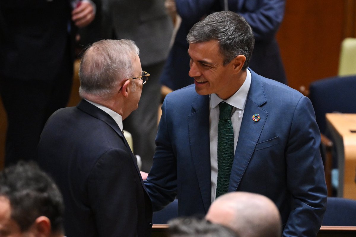 desdelamoncloa's tweet photo. España defiende un multilateralismo más inclusivo y universal para hacer frente a quienes quieren desmantelar el orden basado en reglas. 

Así lo ha trasladado el presidente @sanchezcastejon en el encuentro de Partners for Multilateralism en Nueva York.

https://t.co/A2yVbsHcIW https://t.co/4D3M8ebbgX