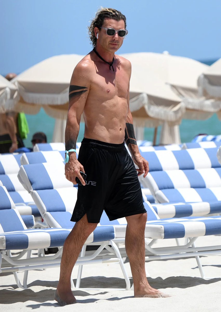 Zugbla's tweet photo. Donnie Whalberg Goes Shirtless at Beachday in Turks and Caicos Islands. https://t.co/dxEMsH6Pcf