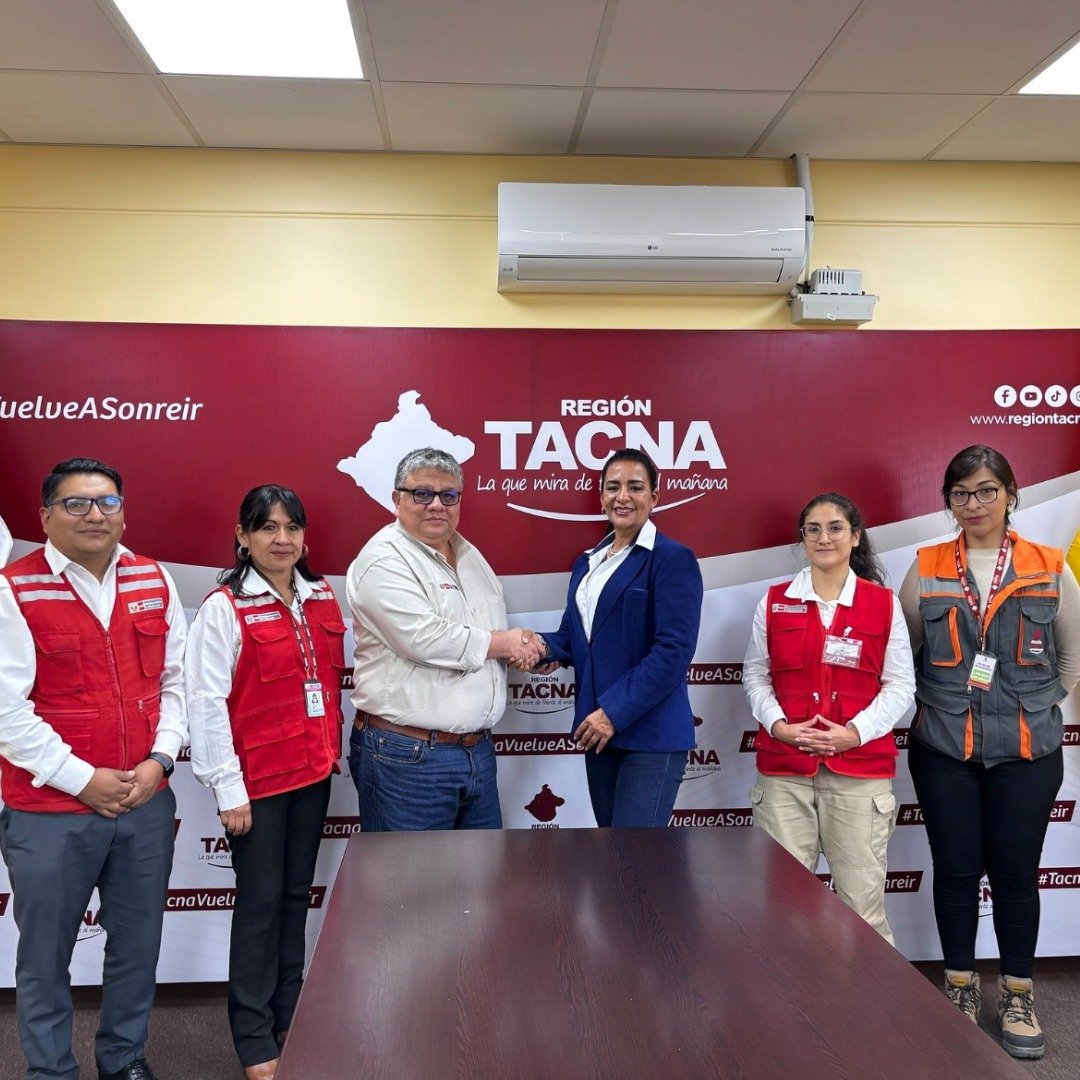MidisPeru's tweet photo. #MidisEnRegiones | ¡En Tacna fortalecemos la atención y la protección social! 💪🇵🇪

➡️ A fin de conocer de cerca los servicios y fortalecer la respuesta del sector en el territorio, el viceministro de Políticas y Evaluación Social, Carlos Salazar, supervisó el CIAI Local Comunal La Joya de @MIDIS_CunaMas, donde conoció la atención que reciben 56 niñas y niños de 6 a 36 meses y el trabajo de los actores comunales. 🤝

✅ Asimismo, sostuvo una reunión con la gobernadora regional de Tacna, Liliana del Carmen Velazco Cornejo, para informar sobre las acciones que desarrolla el Midis frente al Fenómeno El Niño Global. También se reunió con el equipo territorial del Midis para revisar riesgos, medidas de contingencia y alternativas que permitan garantizar la continuidad de los servicios sociales ante posibles emergencias. 🙌

📸 Mira la galería de fotos.

#MidisEnRegiones #MidisEnAcción #Tacna