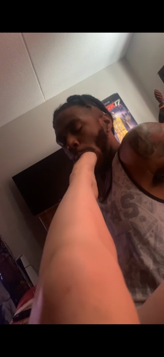 ILOV3FJs's tweet photo. DMs got flooded with people asking for more of her feet. Just look at her face as she drains me with her perfect pink toes. Prior to the FJ she made me worship her feet cause she wanted a big load #footjob #footworship #footboy https://t.co/YB1CTeWdEj