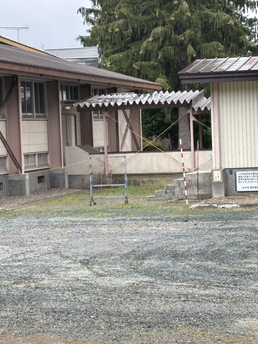 chiikopri819hq's tweet photo. ここでバレーボールをしていたんだな
渡り廊下、締め出された扉…
床をキュッと踏み鳴らす音が今にも聞こえてきそう
＃ハイキュー
＃烏野高等学校 https://t.co/hasmLz4unG