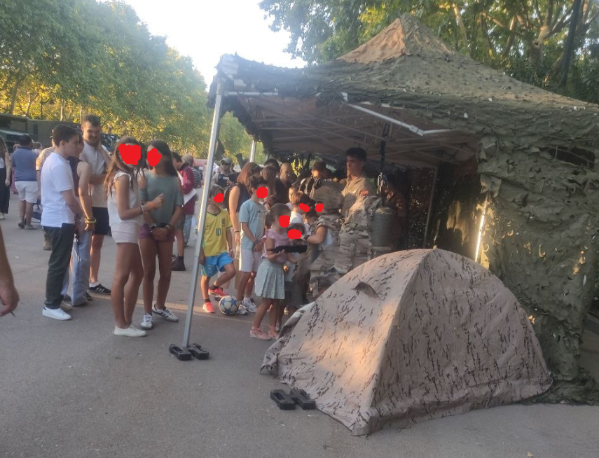 dprkarlos's tweet photo. Este domingo en el Retiro de Madrid había múltiples puestos militares poniendo uniformes del ejército a niños pequeños y haciéndoles fotos con fusiles.

Al lado una carpa de reclutamiento militar.

Nos llevan al matadero y nadie parece dispuesto a mover un dedo por evitarlo. https://t.co/s7EmV8hcDO
