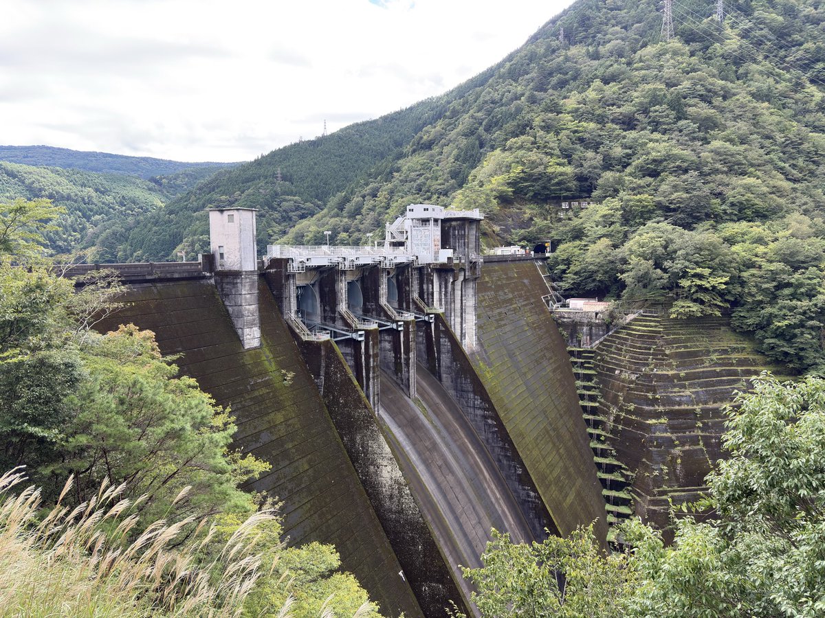 jesus_ryukj's tweet photo. おひさダム
静岡県は井川ダム
日本で初めての中空重力式コンクリートダム
中空式だけど流石に外からじゃ何もわからない…よね？
堤体の苔がこれはこれで趣あって良いと思います
展示館にゆるキャンのポスターがいくつかありました https://t.co/znHHZy1YOy