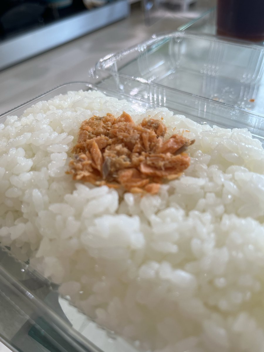 o_nake's tweet photo. 今日発売開始のローソンの1点突破弁当

ソーセージ⭕️

ぼだっこ❌

かなー

ぼだっこ、塩味がこの5倍くらいのイメージだったけど、普通の塩シャケと変わらないのでゴハンが全くすすみません…

ソーセージ方はめちゃくちゃアリ。 https://t.co/gsmVcyZ0VK