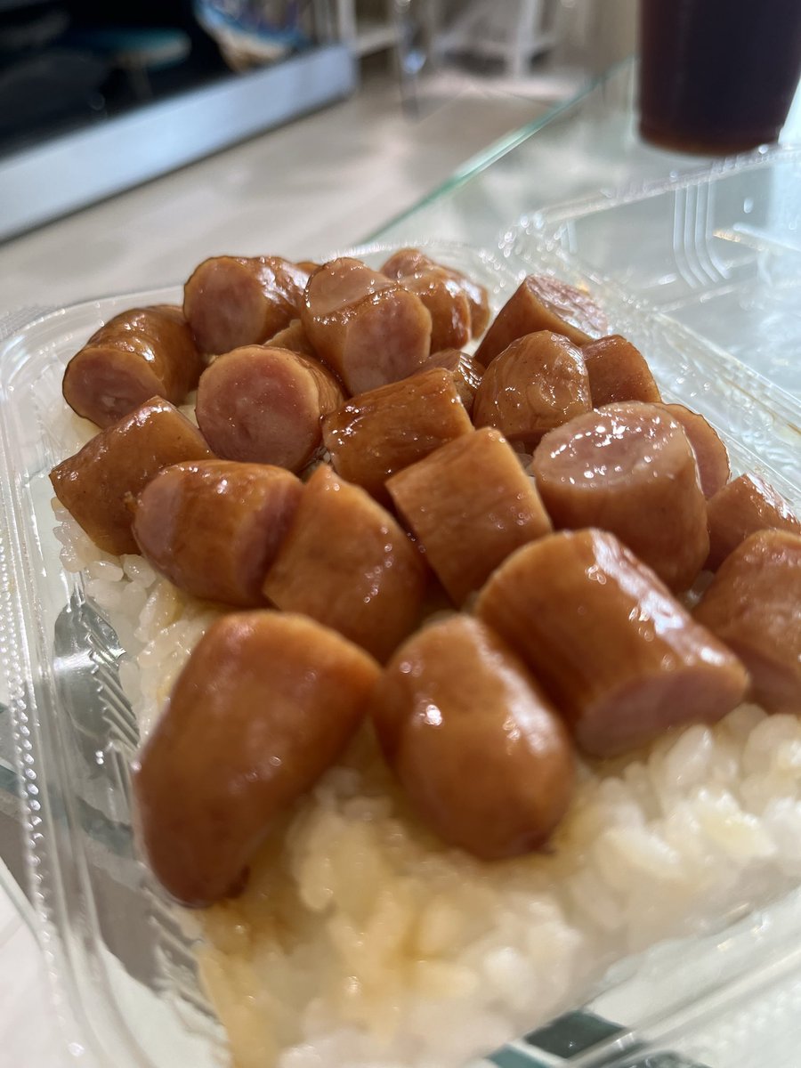 o_nake's tweet photo. 今日発売開始のローソンの1点突破弁当

ソーセージ⭕️

ぼだっこ❌

かなー

ぼだっこ、塩味がこの5倍くらいのイメージだったけど、普通の塩シャケと変わらないのでゴハンが全くすすみません…

ソーセージ方はめちゃくちゃアリ。 https://t.co/gsmVcyZ0VK