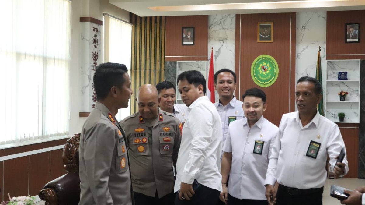 PolresSbt's tweet photo. Silaturahmi Kapolres SBT, AKBP Ricky Pranata Vivaldy, SP., S.I.K., M.H., Bersama Pengadilan Negeri Hunimua SBT, Dalam rangka mempererat Hubungan Sinergitas Polri dan Unsur Instansi Vertikal serta membahas Isu-Isu Kamtibmas yang sedang berkembang. Senin, 21 September 2026 https://t.co/xghhUzMfr8