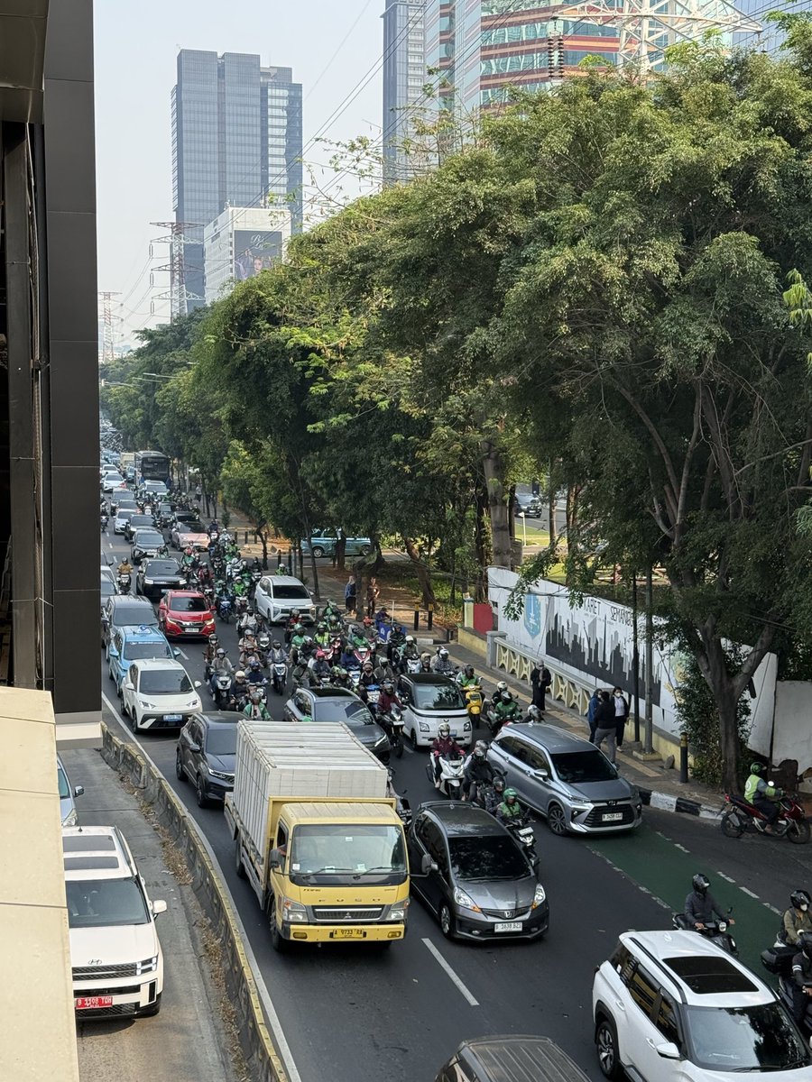 rosywooly's tweet photo. GWS KATA GWWWW koridor 9 selalh ada gebrakan. rambut gw dari badai smpe lepek parah :)) ini kalo ga dpt grab gw ga ngantor sih, msh dalam keadaan pemulihan https://t.co/szWKXaVdyQ