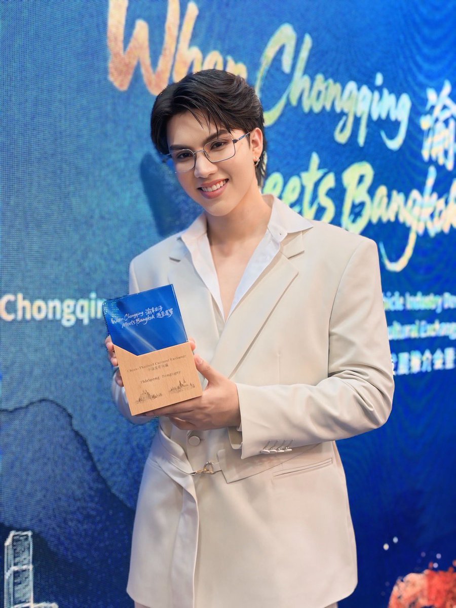 AbgroupT's tweet photo. ขอแสดงความยินดีกับ " ฟอร์ด ฐิติพงศ์ " ✨

ที่ได้รับรางวัล  China -Thailand Cultural Exchange

ในนามตัวแทน AB Group Ent.
ขอขอบคุณทาง  When Changing Meets Bangkok't ที่ได้มอบรางวัลอันทรงเกียรตินี้กับให้ 
ฟอร์ด ฐิติพงศ์ "  

#abgroup_th #ฟอร์ดฐิติพงศ์ 

#ChinaThailandCulturalExchange2026xFort