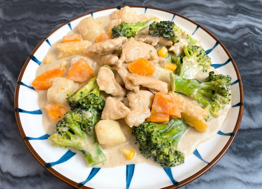 Jasonyounglife4's tweet photo. [Craving something new Dive into our fragrant Thai green curry—tender chicken, fresh veggies, and coconut-infused spice that hits just right! ]， https://t.co/fI6YFpjqwB