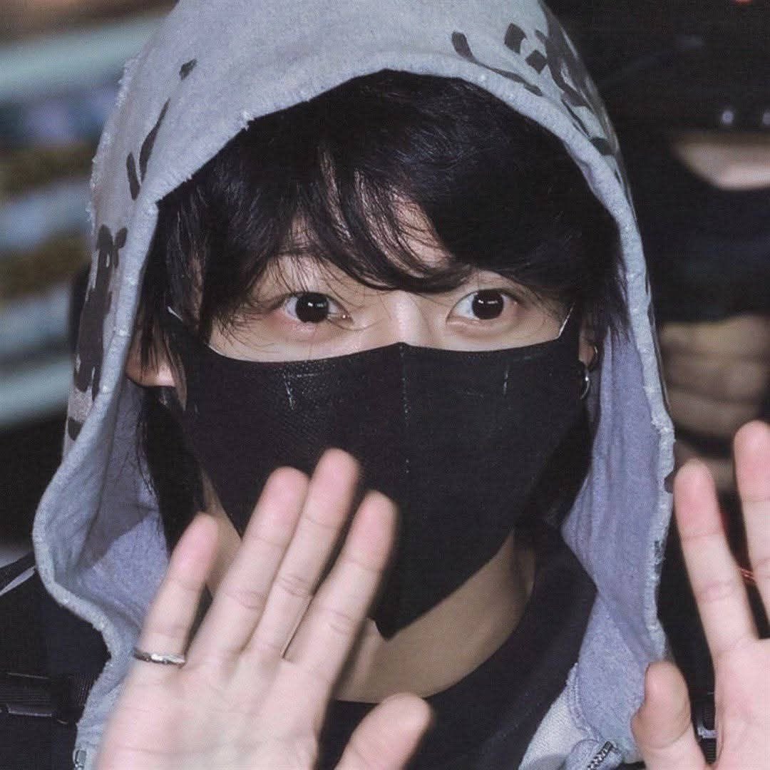 fawnkookie's tweet photo. i love when he wears a mask and his 7kg boba eyes betray him https://t.co/mWekMG7s4h