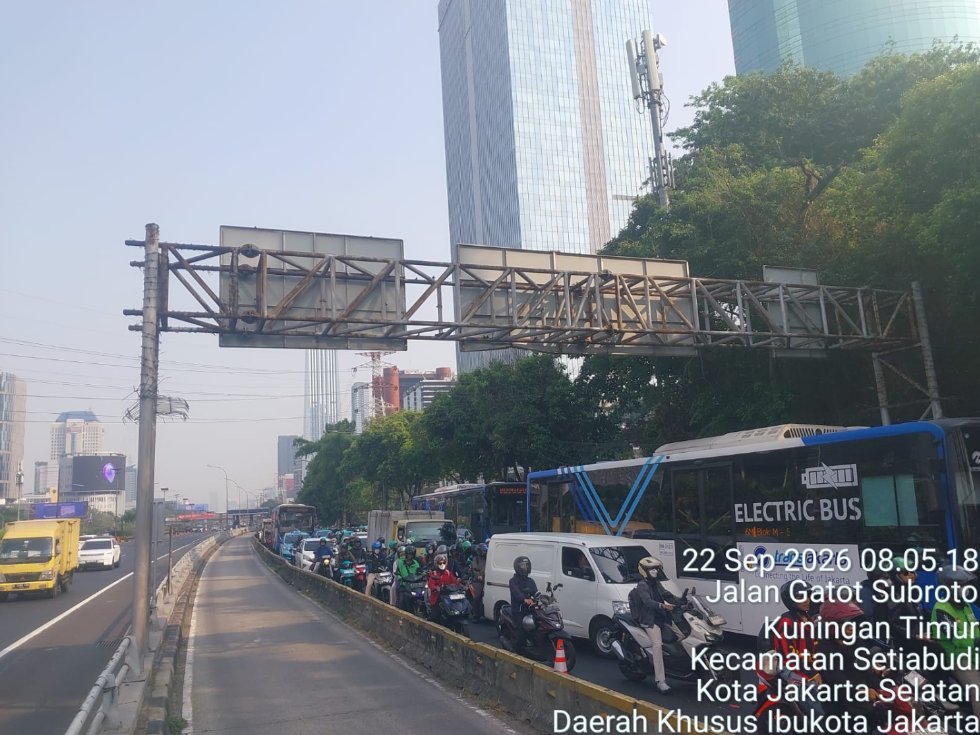 PT_Transjakarta's tweet photo. #INFOTRANSJAKARTA | Koridor 9, Rute 1W, 3F, 4K, 5N, 8N, 9A, 9C, 9D, 9E, 10H, S61, P11, L13E, T11 dan T31 mengalami keterlambatan kedatangan dikarenakan adanya truk menabrak MCB jalur sehingga terjadi kepadatan lalu lintas di sekitar Petamburan, Denpasar s/d Pancoran. Pantau informasi terkini layanan Transjakarta melalui X: pt_transjakarta, instagram: infotije, pt_transjakarta ataupun aplikasi TJ:Transjakarta. Mari kita #JagaJakarta #Koridor9 #Rute1W #Rute3F #Rute4K #Rute5N #Rute8N #Rute9A #Rute9C #Rute9D #Rute9E #Rute10H #RuteS61 #RuteP11 #RuteL13E #RuteT11 #RuteT31