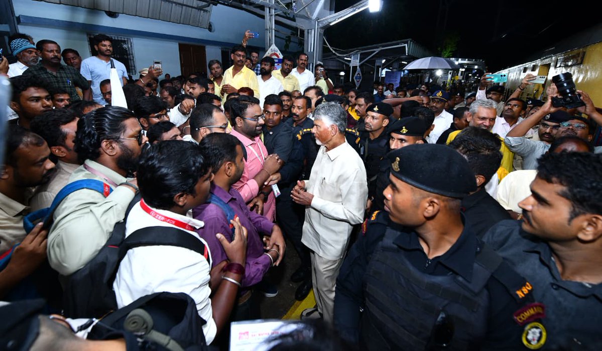etvandhraprades's tweet photo. కుప్పం రైల్వే స్టేషన్లో కొత్త ట్రైన్ హాల్ట్ను ప్రారంభించిన సీఎం చంద్రబాబు
#chandrababu #tdpparty #andhrapradesh #etvdigital
సీఎం చంద్రబాబు నాయుడు చిత్తూరు జిల్లా కుప్పం పర్యటనలో భాగంగా కుప్పం రైల్వేస్టేషన్లో పలు అభివృద్ధి కార్యక్రమాల్లో పాల్గొన్నారు. దాదర్- పుదుచ్చేరి, వాస్కోటగామా-వేలంగిని ఎక్స్ప్రెస్ రైలు కుప్పం రైల్వే స్టేషన్లో హాల్ట్ కార్యక్రమాన్ని సీఎం జెండా ఊపి ప్రారంభించారు.