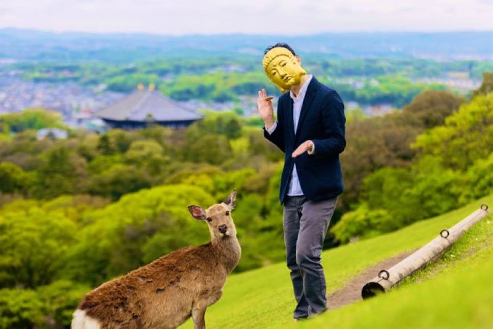 nntnarabot's tweet photo. プロのカメラマンに、「奈良っぽい写真を撮って下さい」と頼んで撮って下さったのがこちらの1枚。

構図、背景、タイミング、全てが完璧すぎる。

やっぱプロってすげーわ。 https://t.co/AhlEZ9oKBM