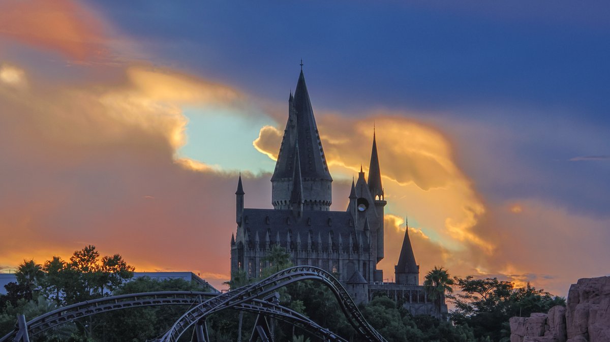 bioreconstruct's tweet photo. Sunset at Hogwarts Castle. https://t.co/BeEBSMbV8j