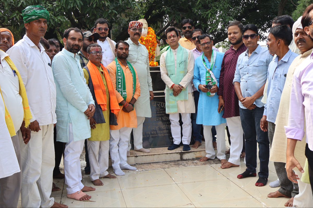 PtAnupammishra's tweet photo. किसनों के मसीहा भारत रत्न पूर्व प्रधानमंत्री चौधरी चरण सिंह जी को नमन 🙏 #rld https://t.co/Kgrklp7HAa